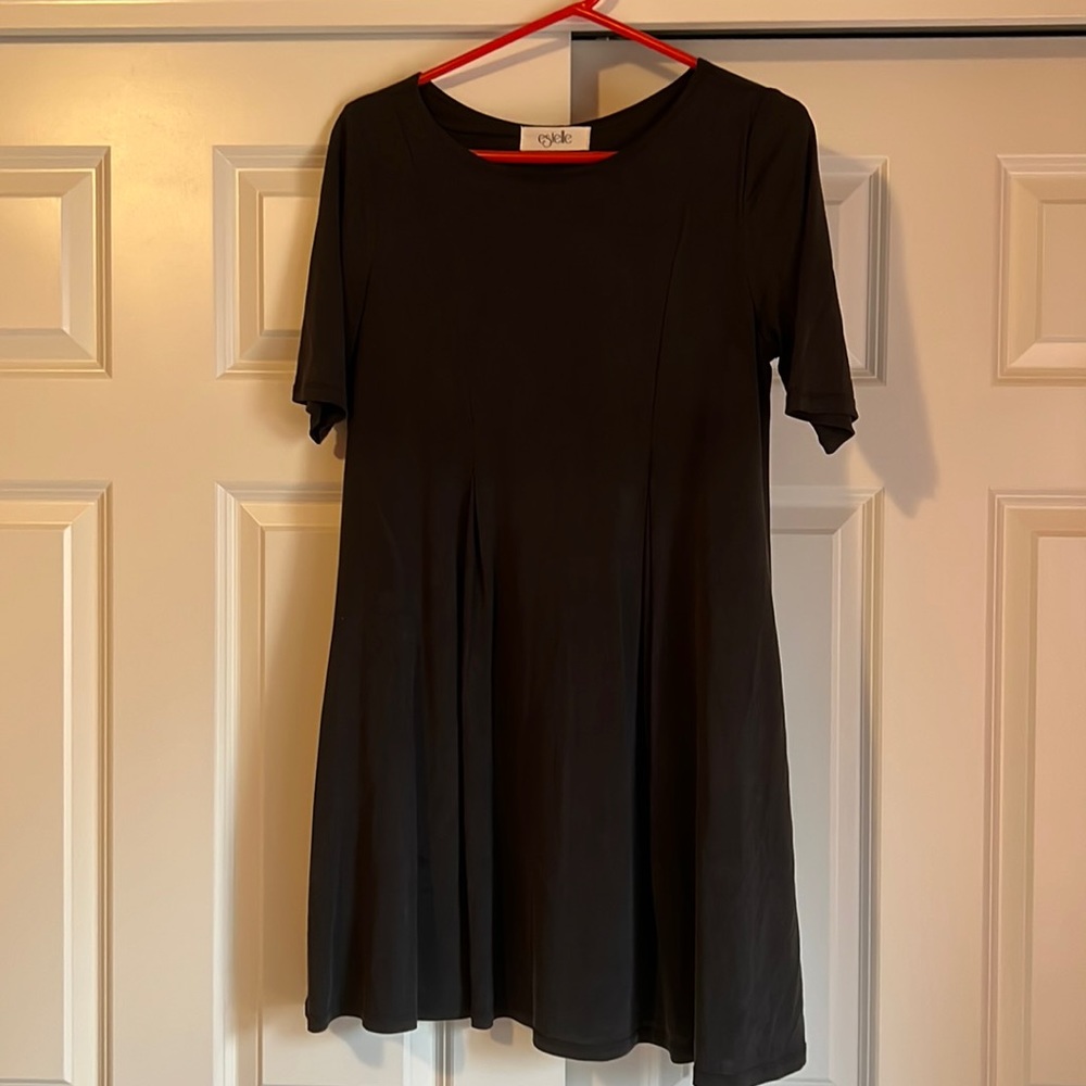 Wonderful, comfortable short-sleeved gray tunic with pockets!!